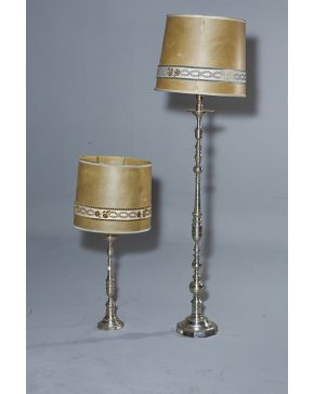 512-Juego formado por lámpara de pie y lámpara de mesa en plateado.