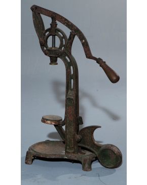 577-Encorchador antiguo en hierro.