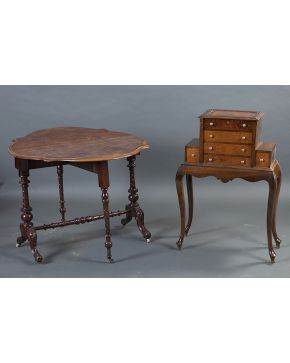 529-Mueble costurero en madera de caoba estilo inglés. s. XIX. Con cajones frontales y patas en cabriolé.