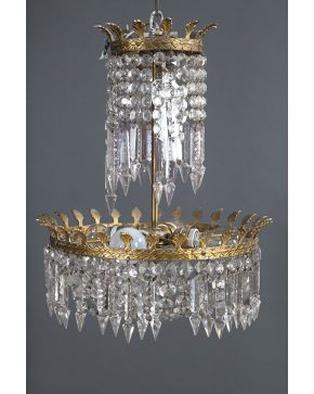 511-Lámpara de techo en bronce dorado. estilo imperio. con decoración de cuentas de cristal y prismas facetados. Faltas. 