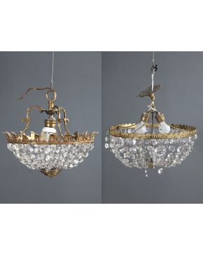 510-Juego de tres lámparas de techo tipo globo en bronce dorado y cuentas de cristal. Alguna falta.