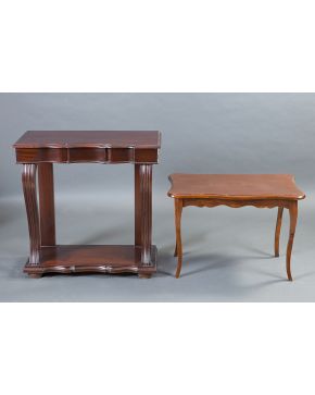 549-Mesa rectangular de centro en madera tallada. Con faldones recortados.