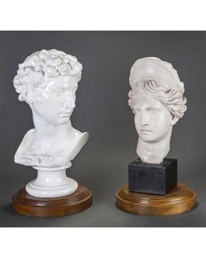 1205-Lote de dos decorativas figuras representando cabezas de porcelana: la masculina copia la de Juliano de Lorenzo de Médicis de Miguel Ángel. la femenin