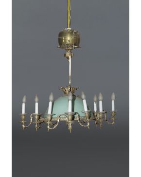 951-Gran lámpara en bronce dorado de 12 luces y plafón central en opalina. S. XIX.