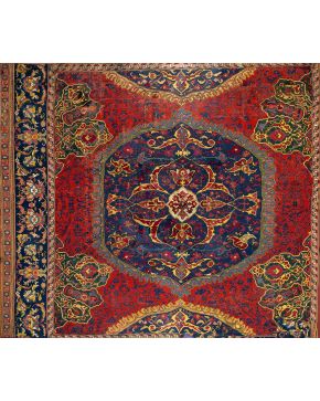 804-Importante alfombra del s. XIX. de origen y diseño oriental. Fabricada a mano. 