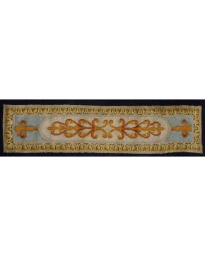 655-Alfombra en lana de la Real Fábrica de Tapices. c. 1955. Tejida a mano con nudos turcos. Diseño vegetal en dorados con cenefa en azul oscuro.