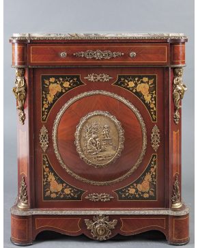 536-Entredós estilo Napoleón III en madera tallada con decoración de marquetería en maderas frutales y teñidas y aplicaciones de bronce dorado. Tapa de má