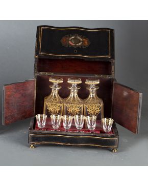 1131-Caja licorera Napoleón III en madera ebonizada. con aplicaciones de carey y filos en latón dorado. Al interior con licoreras y copas en cristal  con d