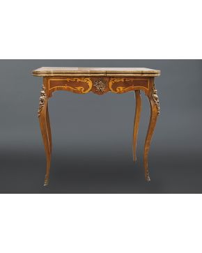 553-Mesa de juego en madera tallada estilo Luis XV con decoración del marquetería y aplicaciones de bronce dorado.
