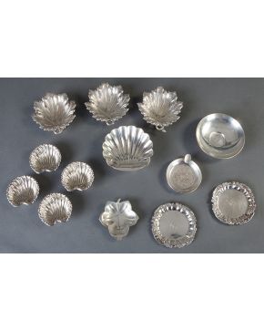 1002-Lote de 13 pequeñas bandejitas en plata española. mexicana y americana. 