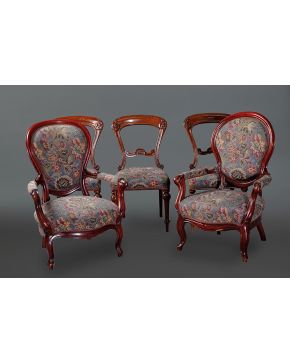 533-Sillería compuesta por pareja de butacas y tres sillas Art Nouveau en madera tallada con decoración vegetal y tapicería de flores. 