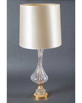 1189-Jarrón en cristal moldeado con aplicaciones en bronce dorado. adaptado a lámpara de sobremesa.