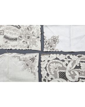 835-Elegante mantelería en hilo crudo con decoración bordada y calada en delicada labor de filtiré o deshilado. 12 servilletas. Mantel: 170x340 cm. Servil