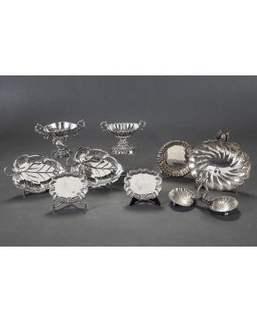 873-Lote en plata formado por dos especieros en forma de copa gallonada. pareja de bandejitas con marcas de López y perfil de tornapuntas y dos bandejitas