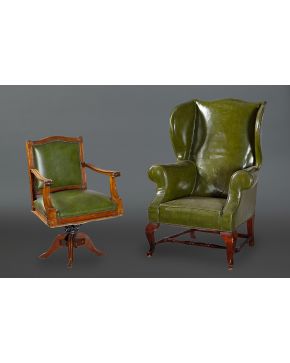 723-Lote formado por sillón inglés y silla giratoria en madera tallada y piel verde. Algún desgaste. 