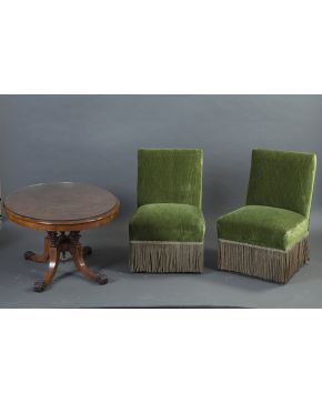 532-Pareja de sillas descalzadoras en terciopelo verde con decoración de flecos en la parte inferior.