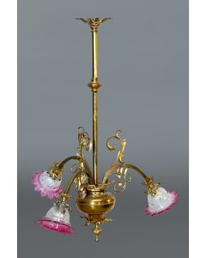642-Lámpara de techo de tres luces en bronce dorado con tulilpas de cristal en tonos rosas. 