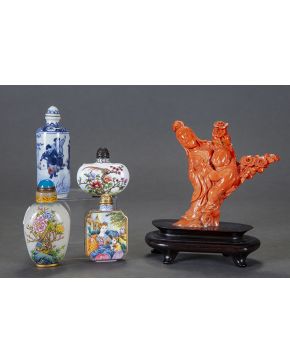 866-Figura china en coral tallado. representando dama y niño.