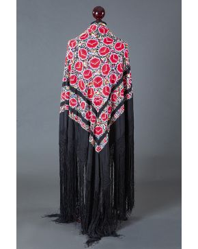 877-Mantón de los llamados de Manila en seda negra borada en rico colorido con flores y aves exóticas.