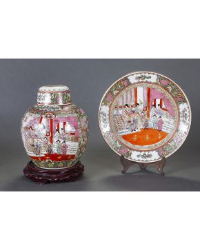 871-Lote en porcelana china formado por: tibor con tapa y plato. c. 1900.