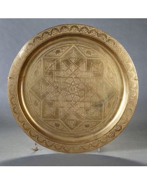 889-Gran plato antiguo en bronce.