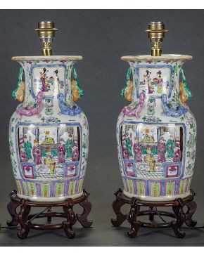 1201-Pareja de jarrones en porcelana china Familia Rosa. ff. s. XIX.