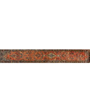 648-Alfombra de pasillo en lana con decoración de jarrones con flores. aves y cenefa floral sobre campo color salmón.