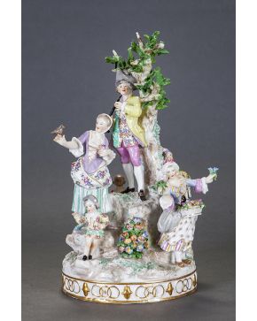 816-Grupo en porcelana esmaltada de Meissen. Periodo del Punto (1763-1774). representando una escena campestre. Con marcas. 