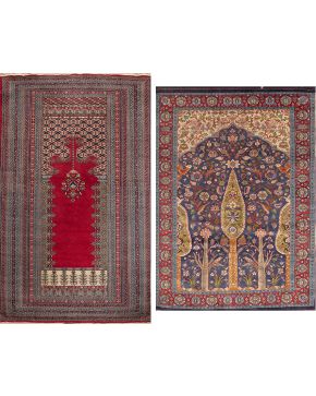 680-Lote de dos alfombras persas de oración en lana y seda. Una de ellas con bello diseño de Árbol de la Vida.