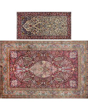 668-Lote de dos alfombras persas en lana y seda. una de ellas Tebriz. Bellos diseños de formas vegetales en colores crema. azul y rojo.