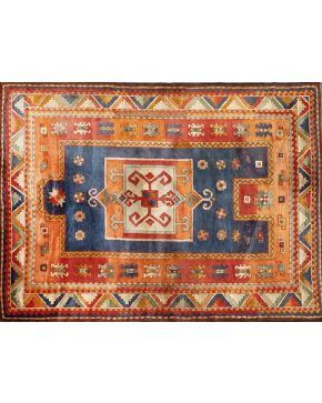 1051-Antigua alfombra caucásica Kazak Fakhrlou. Decoración geométrica sobre campo anaranjado. 