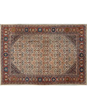 988-Antigua alfombra persa Meshkabad. 1890. Abigarrada decoración vegetal y floral sobre campo color arena y cenefa en marrones.  
