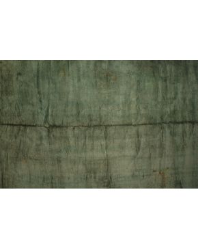 558-Alfombra en lana sobre vampo verde. Desgastes y faltas.