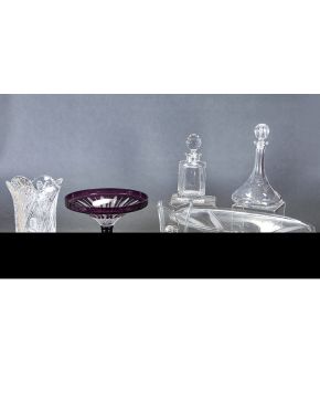 582-Lote de cuatro piezas en cristal moldeado formado por: licorera en cristal de Bohemia con tapa. decantador. jarrón y gran frutero con pie en plata esp