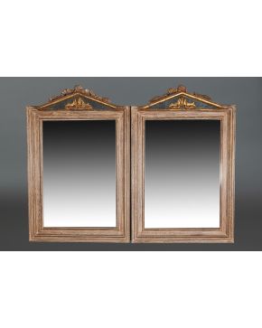 1052-Pareja de espejos de estilo clásico con remate de frontón en madera tallada y pintada. 