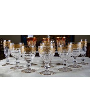 970-Juego de doce copas para vino blanco en cristal de Baccarat modelo Gobelet Harcourt Empire en cristal incoloro y ámbar con filos y decoraciones en d
