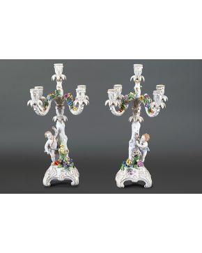 817-Pareja de candelabros de 5 luces convertibles en candeleros en porcelana esmaltada de Dresden. Principios del s. XX.