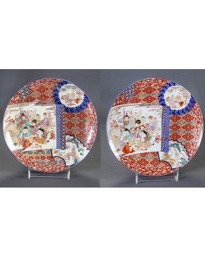 887-Par de grandes platos en porcelana Imari. ff. s. XIX. 