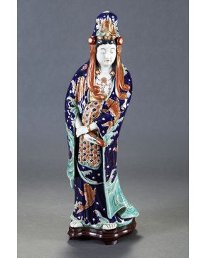 1196-Figura de cortesana en porcelana Imari. China. 1ª mitad s. XX.