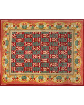 965-Moderna alfombra en lana según diseño de William Morris. Decoración esquemática de motivos vegetales con cenefa decorada con vides. Rico colorido en t