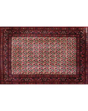754-Alfombra persa Bidjarnd en lana. Decoración floral sobre campo crema. Triple cenefa con flores y motivos geométricos.