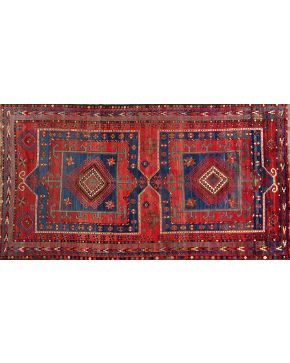 731-Antigua alfombra caucásica KAZAK FACHRALO anudada a mano. Azerbaiyán. Hacia 1920. Medidas: 296x159 cm.