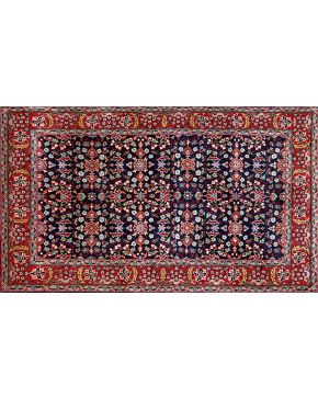 661-Antigua alfombra persa VERAMIN. anudada a mano. Provincia de Teherán.  Hacia 1940. Medidas: 255x150 cm.