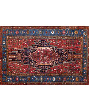 1059-Antigua alfombra persa tribal SHAHSAVAN  anudada a mano. Noroeste de Irán. Hacia  1920.  Medidas: 195x130 cm.