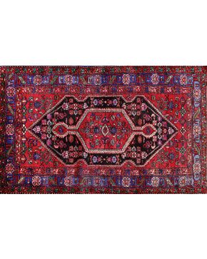 1176-Antigua alfombra persa HAMADAN. Oeste de Irán. a unos 400 km de Teherán.  Hacia 1930. Medidas:  216x134 cm.