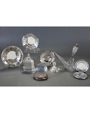 1100-Lote de mesa en vidrio moldeado y tallado a rueda y plata española formado por: 5 platitos de pan. pequeña bandeja honda y porrón. Se añade palmatoria