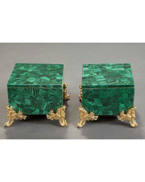 1092-Decorativa pareja de cajas con tapa cubiertas en malaquita. Sobre patas de bronce dorado con formas vegetales.