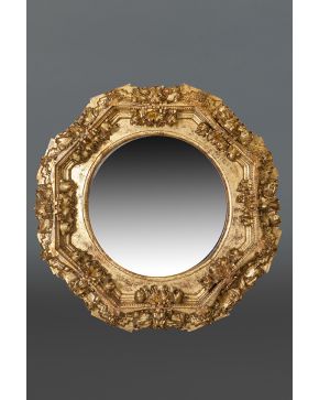 852-Gran espejo con marco octogonal en madera tallada y dorada. s. XVII.