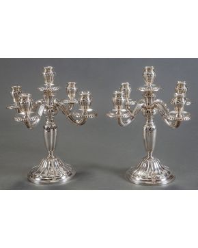936-Pareja de candelabros de cinco luces en plata española punzonada. Decoración acanalada. 