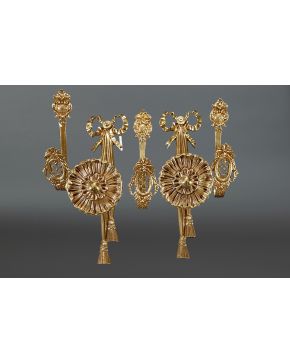 1091-Lote de 6 alzapaños. Dos de ellos son pareja. en bronce dorado. estilo Luis XVI con remate de lazo. 
